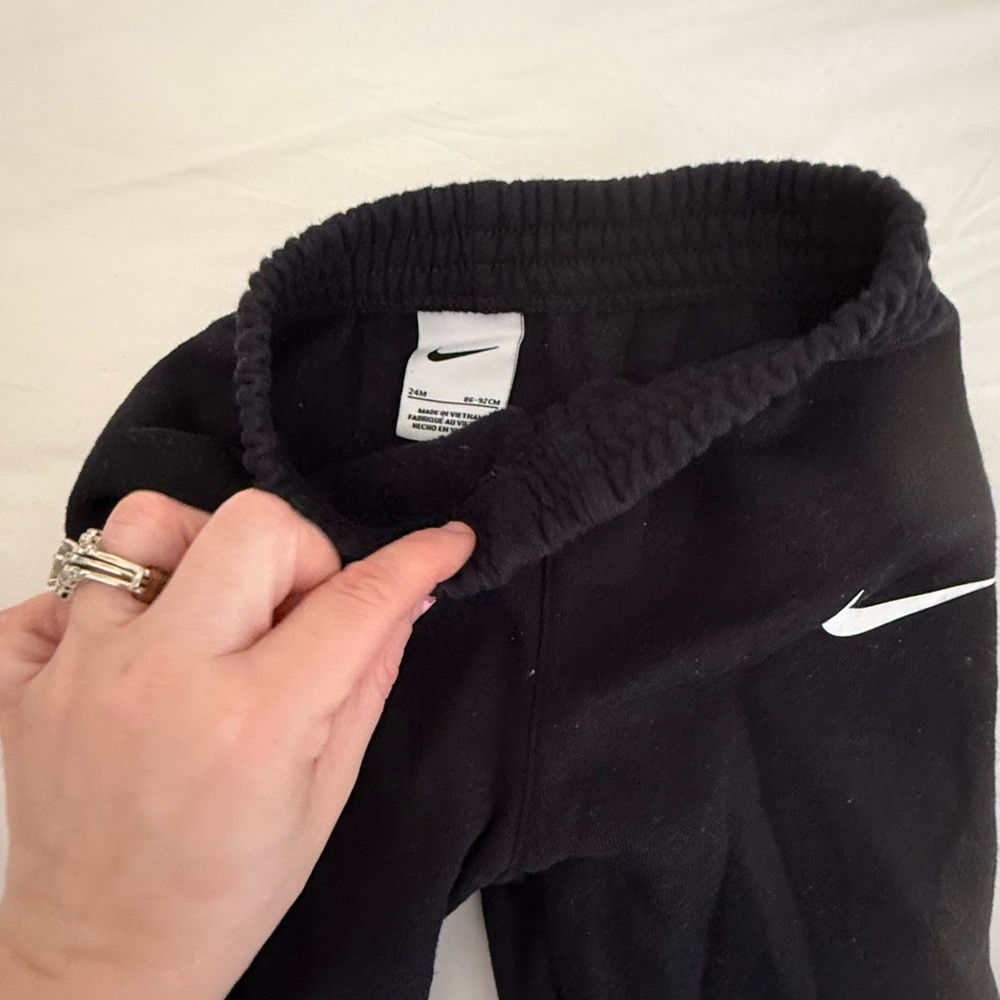 Nike Kids Black sweatpants with White Swoosh 2t boys